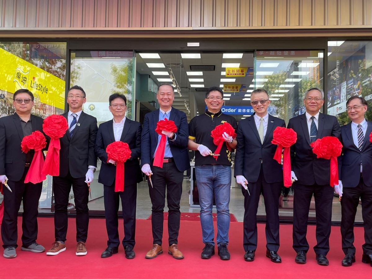 燦坤董事長林技典,(右四)、歐德集團總經理陳國甫(左四))等多位貴賓蒞臨「敦富店」開幕。