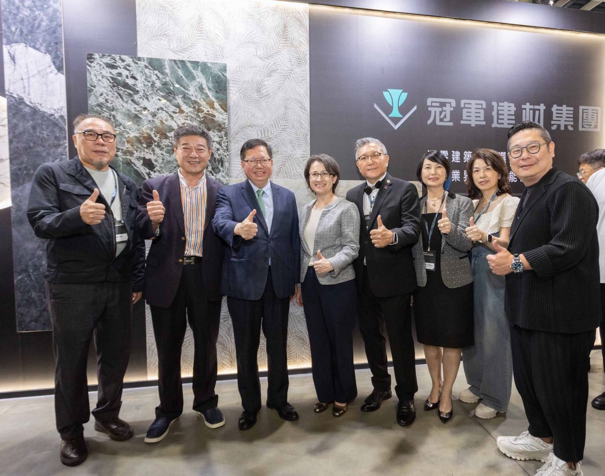 副總統蕭美琴(左四)及海基會董事長鄭文燦(左三)對冠軍建材董事長 林榮德(左二)推出推動厚磚乾掛與架高工法節能減碳永續創新表示肯定、中華民國室內設計裝修商業同業公會全國聯合會-劉易鑫理事長(右四)、中華民國室內設計裝修商業同業公會全國聯合會常務監事召集人孫因(右三)、台灣室內設計專技協會袁世賢理事長(右一)