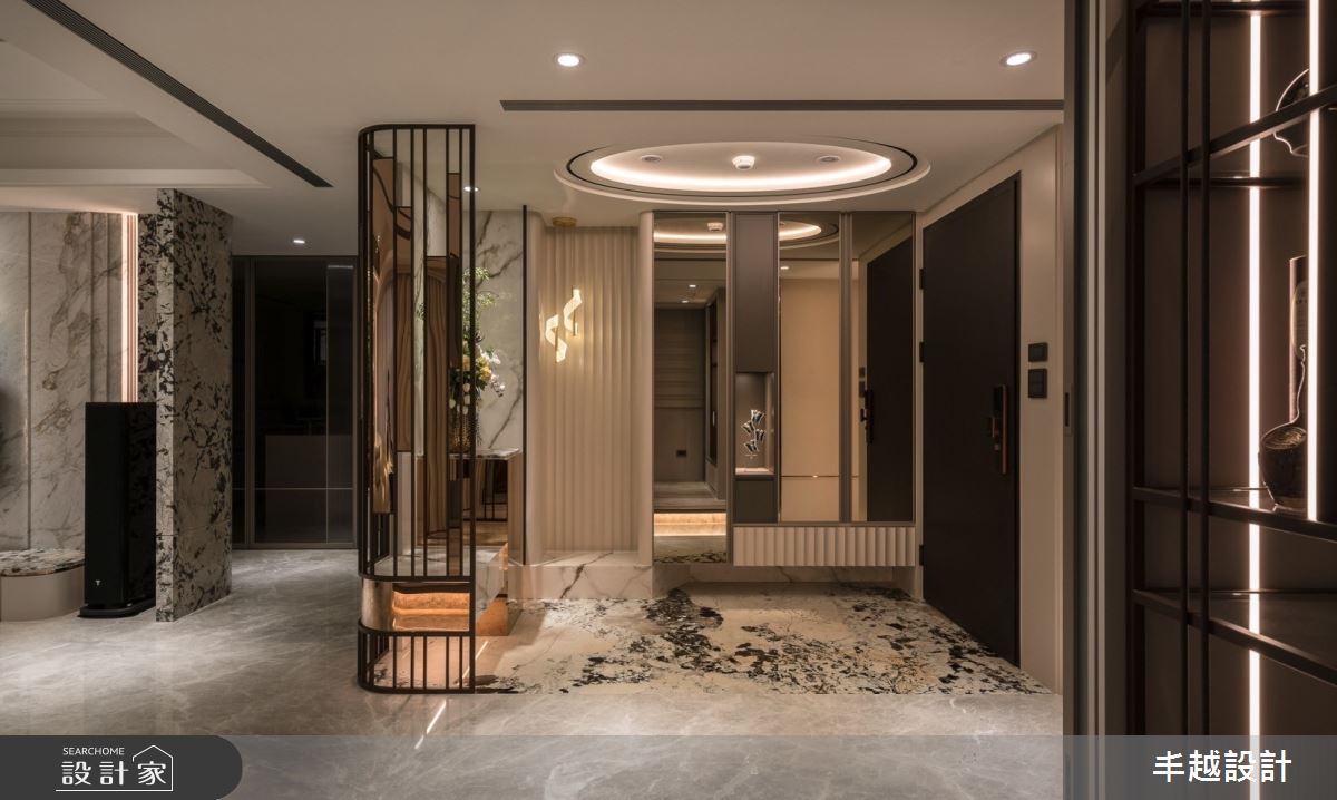 玄關區結合裝飾性的穿鞋椅扶手,讓長輩在起身時,有個安定握把,增加行動的安全性。