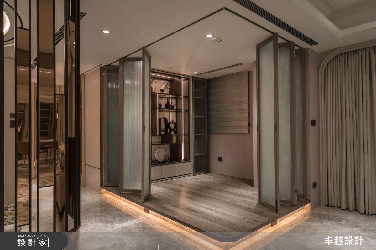 多功能室兼具客房空間,可視情況敞開拉門,成為公共區的延伸。