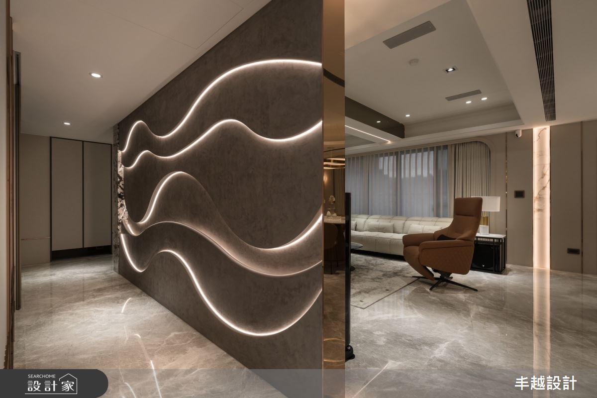 考慮到長輩的行動,電視牆後方的走道空間結合造型扶手,讓爺爺奶奶在行走時,提升安全性。