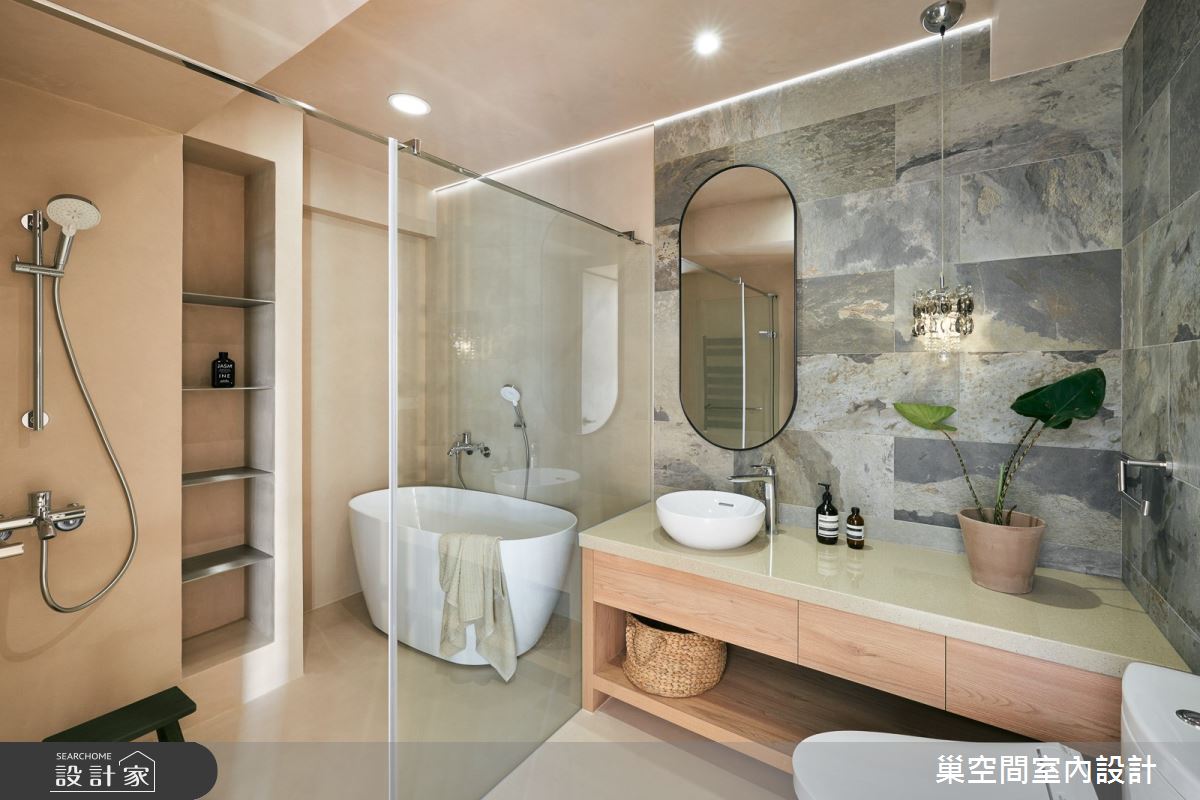 衛浴移出後，設計乾濕分離配置獨立浴缸，塑造原始的粗糙感，同時也強化機能面。
