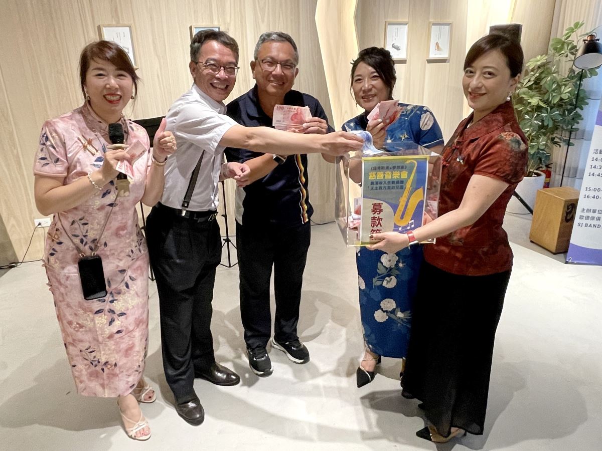 歐德傢俱江衍欣總經理(中)，捐款支持弱勢兒童，期望透過社區營造與多元共融精神，為孩子打造夢想家園。