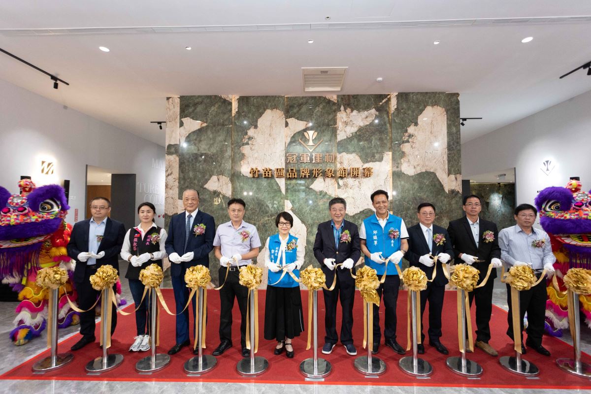 冠軍建材董事長 林榮德(右五)、立法委員邱鎮軍(右四)、苗栗縣政府副縣長 鄧桂菊(左五)、苗栗縣議會張淑芬副議長(左二)、台灣省不動產開發商業同業公會聯合會理事長 吳國寶(右三)、新竹縣不動產開發商業同業公會理事長 楊勝翔(左四)、苗栗縣不動產開發商業同業公會 沈林傑 理事長(左三)、苗栗縣室內設計裝修商業同業公會理事長 翁欽興(右二)共同為品牌形象館進行開幕剪綵儀式。