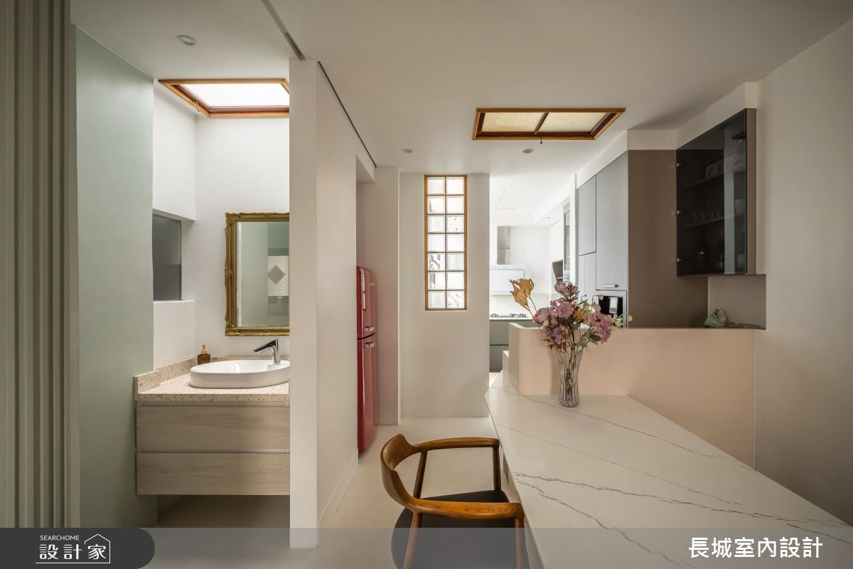 沿用原本的老件木窗框作為室內天井照明的天窗