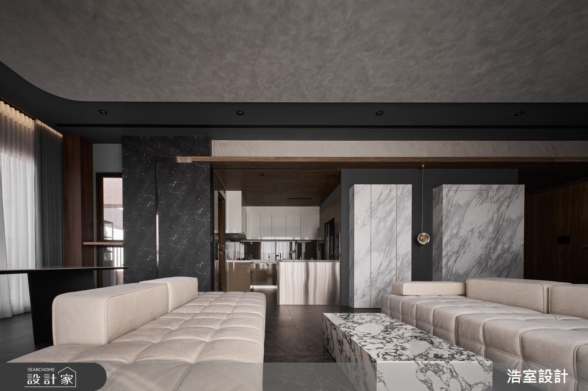 原來的封閉廚房調整成開放式規劃,與公共區域相連,並增加了一道玻璃拉門,有效阻隔油煙。