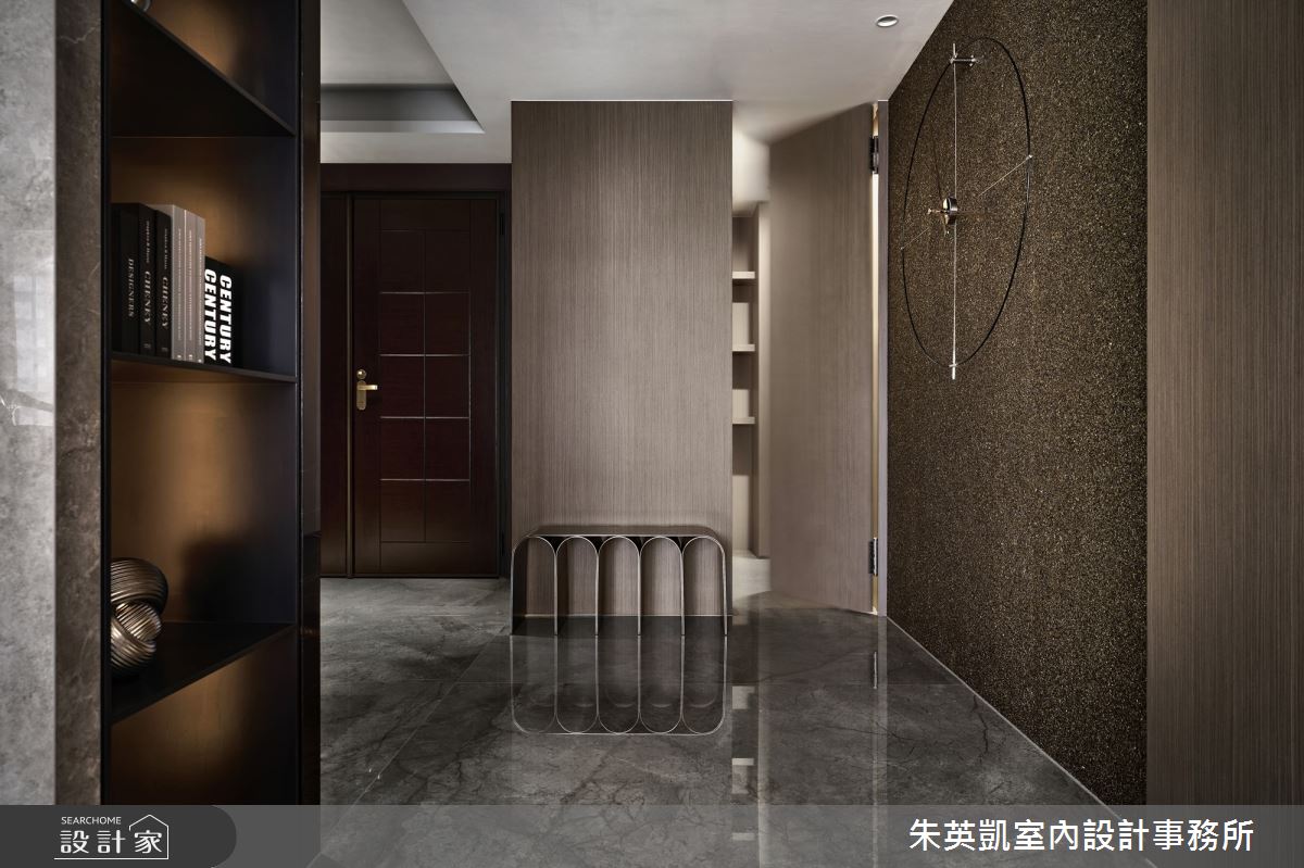 考慮到屋主家人的收納需求,再玄關一側規劃鞋櫃置物間。