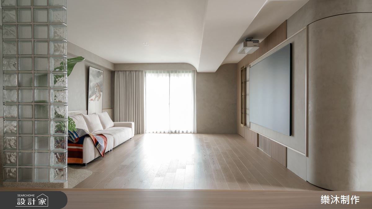 為了弱化格局結構樑的壓迫感,設計師利用弧形設計隱藏投影機,打造簡潔乾淨的空間感。