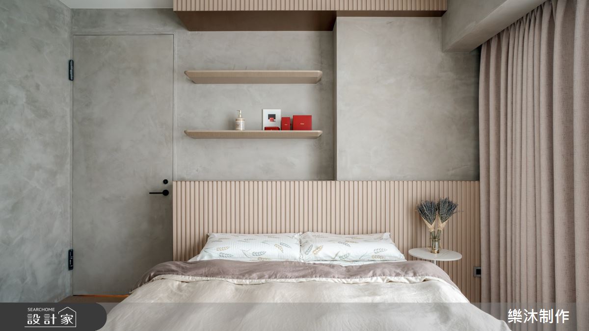 次臥房營造日式氛圍,床頭以格柵和金屬層板定調,增添精品展示的質感。