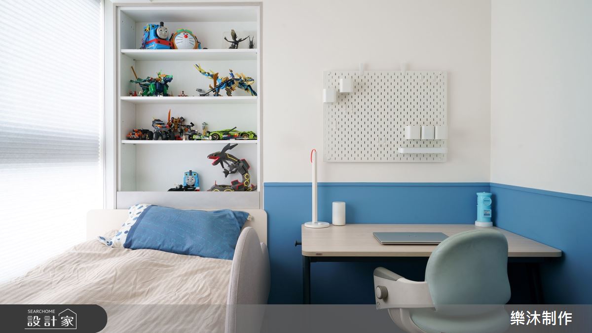兒子房以美式風格營造,加入洞洞板收納和玩具展示櫃,滿足孩子成長的收納需求。