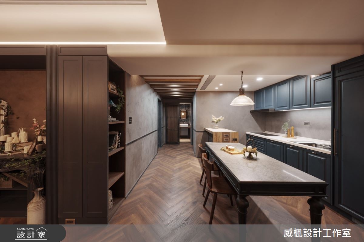 電視牆訂製法式老屋中的經典壁爐,兩側的線板拉伸空間尺度,不但降低老屋中大樑柱的壓迫感,也將收納空間拓寬,延續到廊道間。