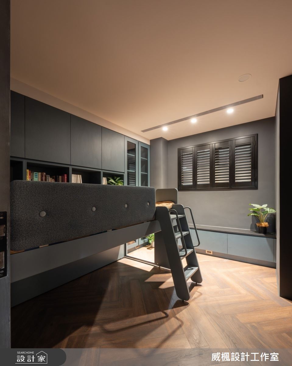 女兒房保留舊床組,運用其餘畸零的位置加強收納空間及臥榻,提升臥房的完整度。