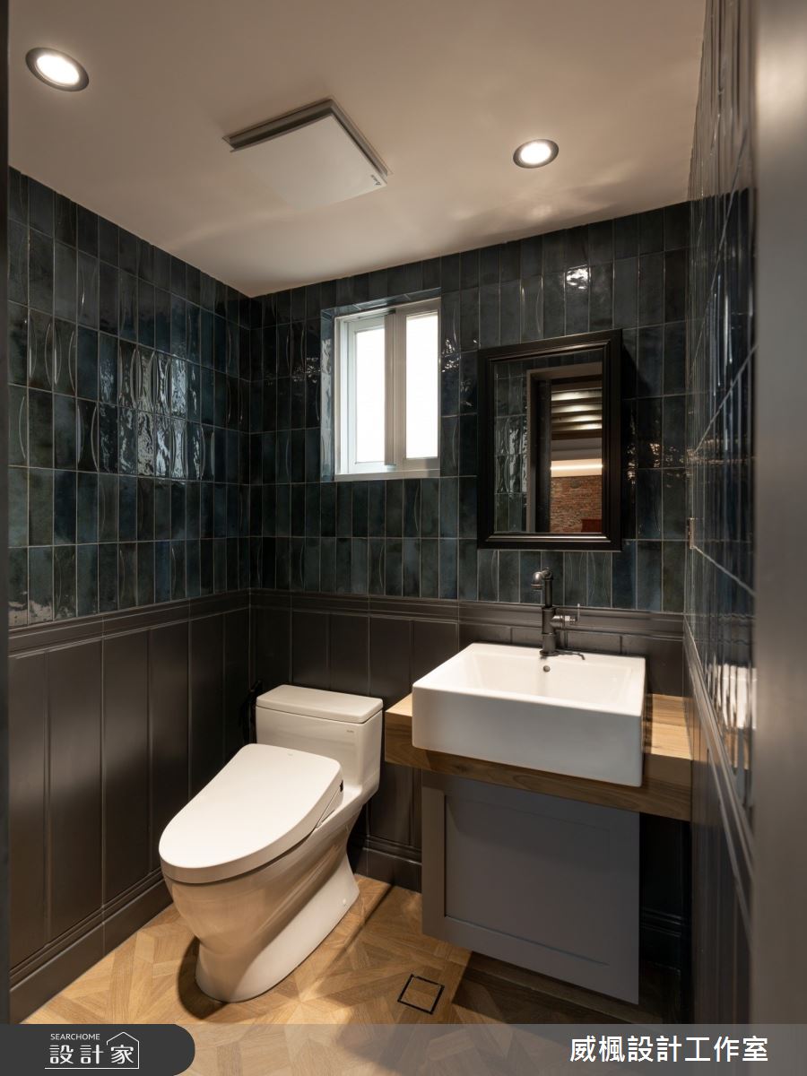 窯變的鐵道磚結合線板磁磚,讓客衛浴的風格更佳亮眼,運用磁磚製作衛浴門檻,隔絕屋主最擔憂的漏水疑慮。