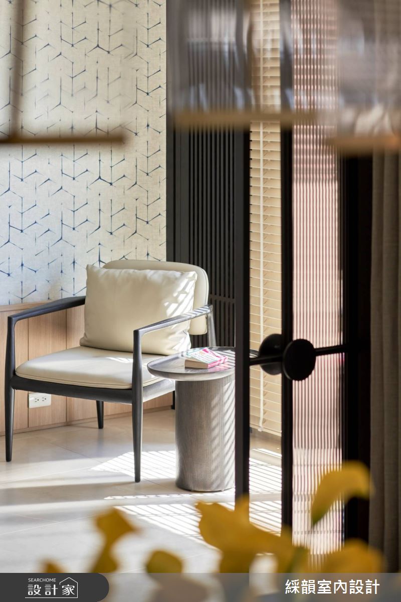 半開放的書房,藉由玻璃拉門,創造穿透的視野,書房內部白底藍色圖騰的壁布,傳遞手作的意象,傳遞低調精緻的品味。