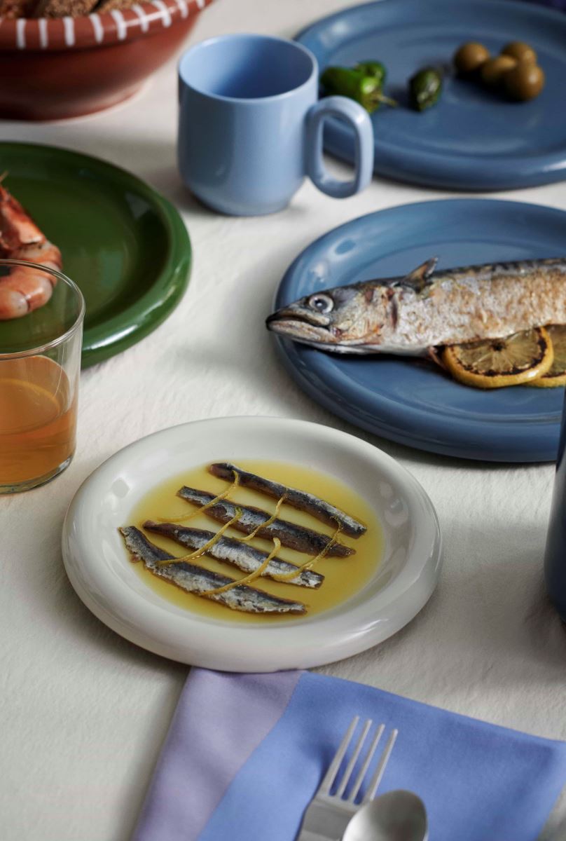 Pereira為HAY設計的餐具由耐用的陶土在葡萄牙製成,簡約富多元色彩,深具功能性。