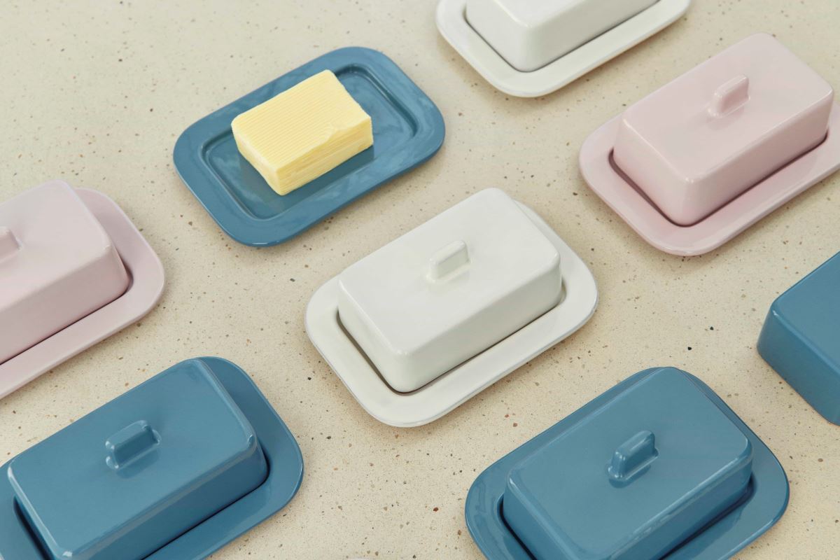 Pereira為HAY設計的餐具包括盤子、碗,到奶油碟,細膩的捲邊細節、柔軟觸感和比例與指尖息息相關,給予消費者愉悅的使用體驗。