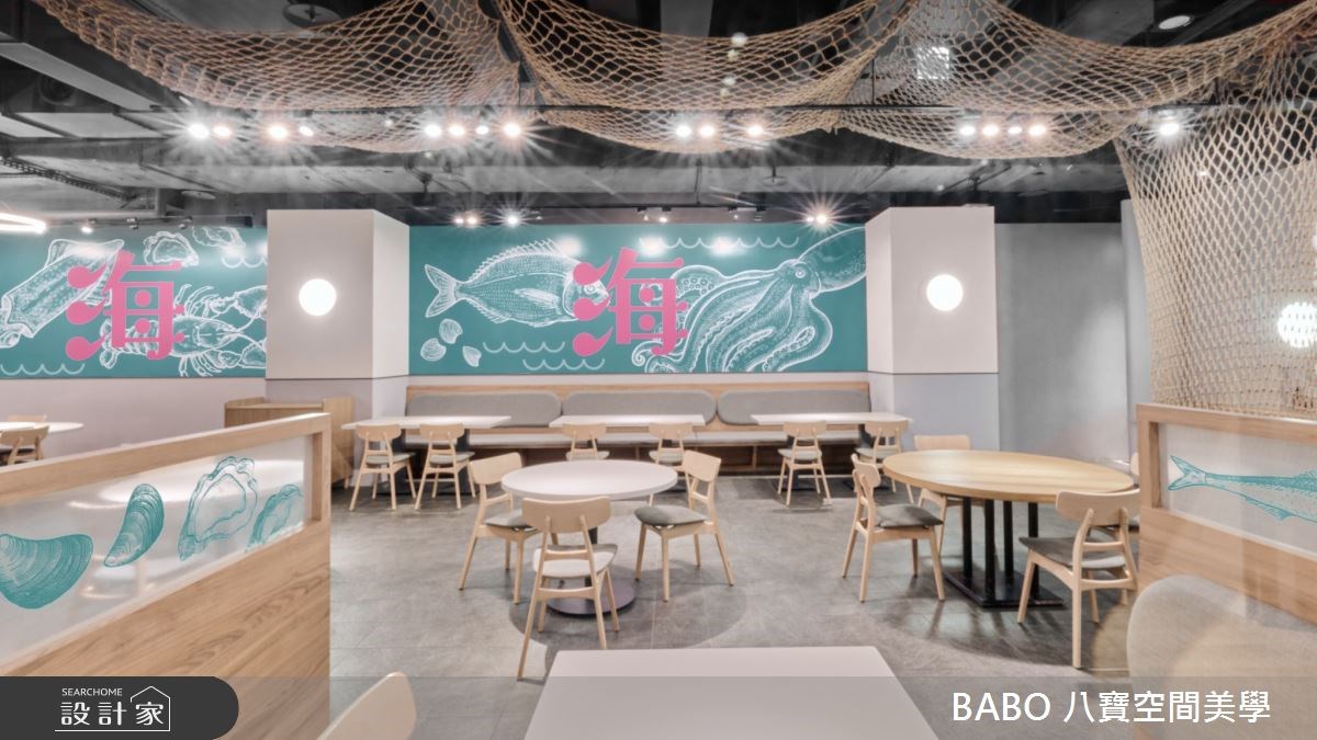 牆壁以大圖輸出海洋意象的主視覺,取其企業識別色藍色襯托海鮮料理