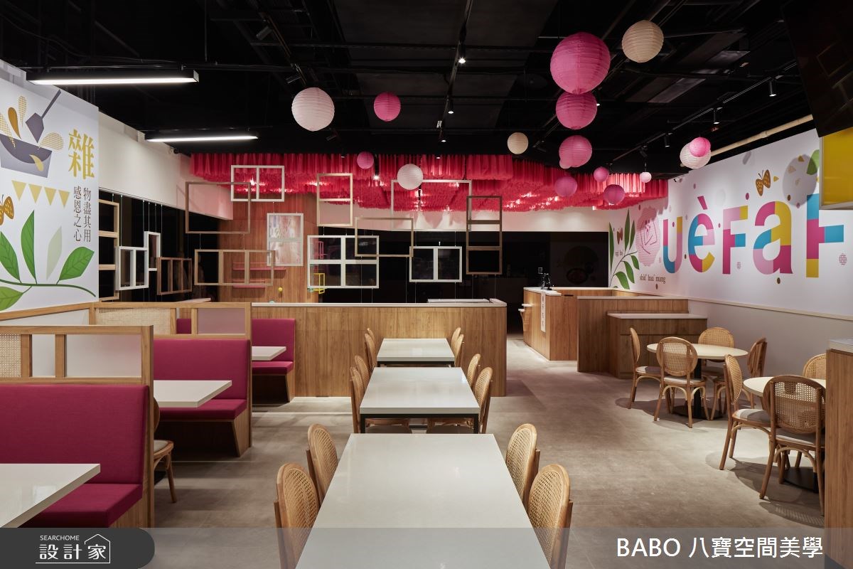 柚子花花青春客家菜A19青埔店除了圓桌、方桌外,也有整排卡座式座位區