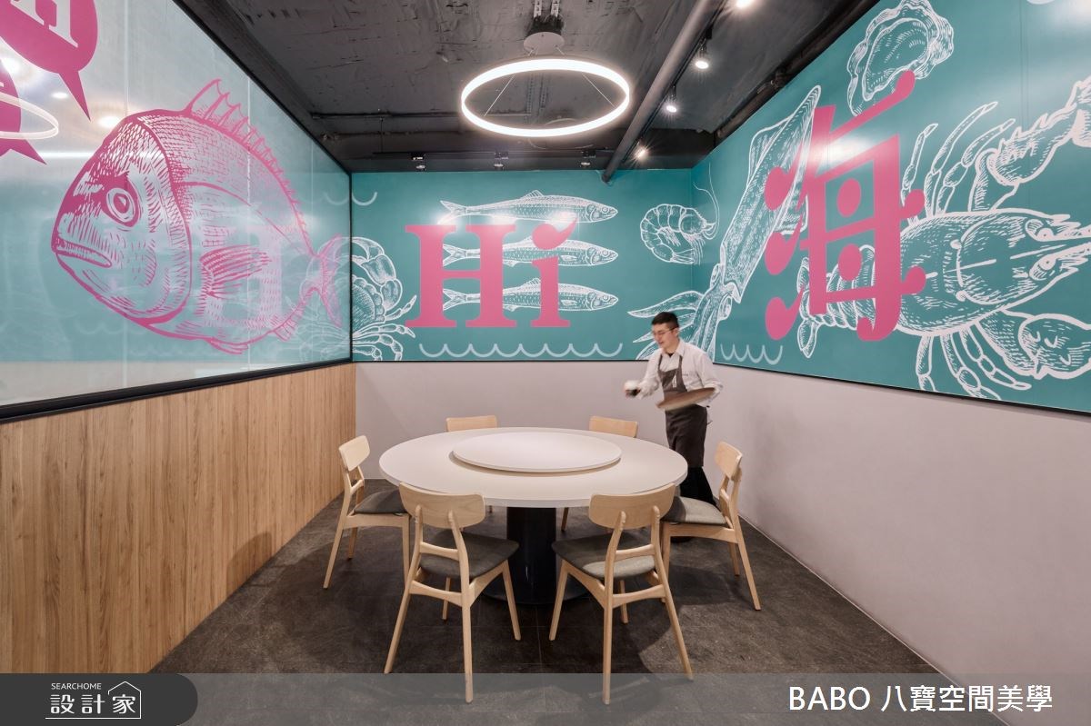 柚子花花海海客家菜竹北京站享平方店,運用霧面玻璃設計創造類包廂的隱密性