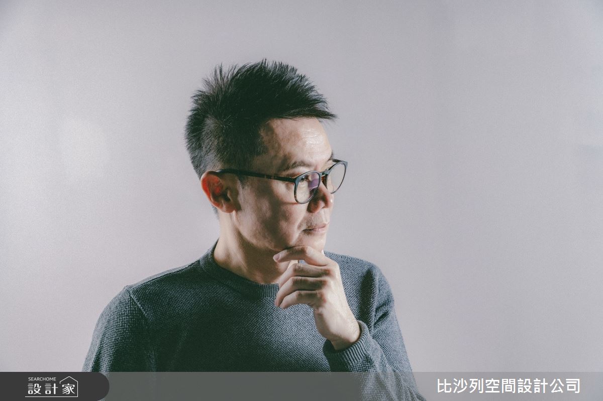 總監張靜峰兼具建築與室內設計(中原大學室內設計系、東海大學建築系研究所)雙專業。