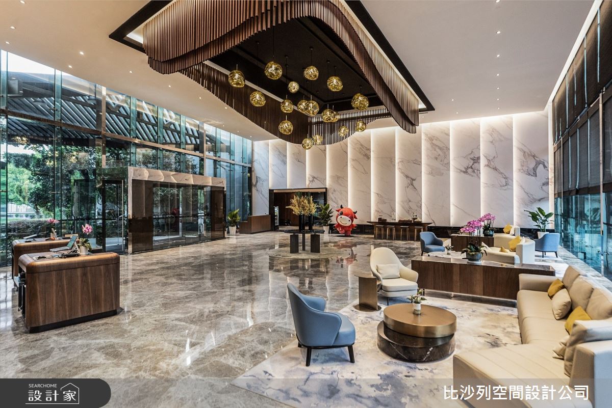 大廳內,以熔岩造型的燈具,取代舊有的豪華吊燈,木質柵格將之化身波浪形裝飾,光影在其中跳躍。