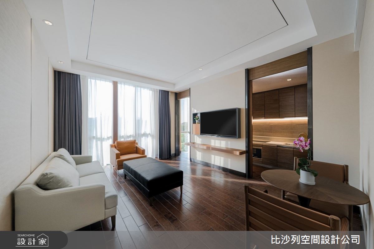 進入房間後,以核桃木色為主要空間建材與色彩,得返璞歸真的氣息。