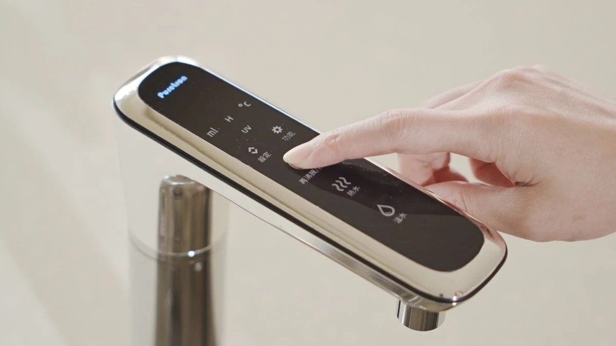 廚下型觸控式溫熱飲水機,龍頭造型美觀,操作介面方便,水溫多元,可滿足不同情境用水需求