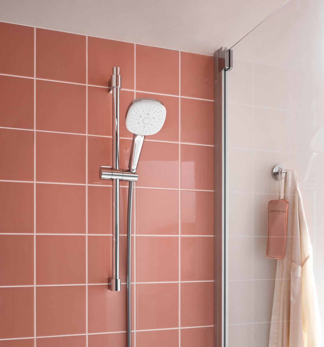 GROHE Tempesta 110 提供圓形和方形兩種款式選擇,直徑 110 mm,並有兩段式、三段式功能切換選項,可做手持花灑使用,並配有防摔矽膠環,安全暢享淋浴時光。 ( 照片來源_楠弘集團提供 )