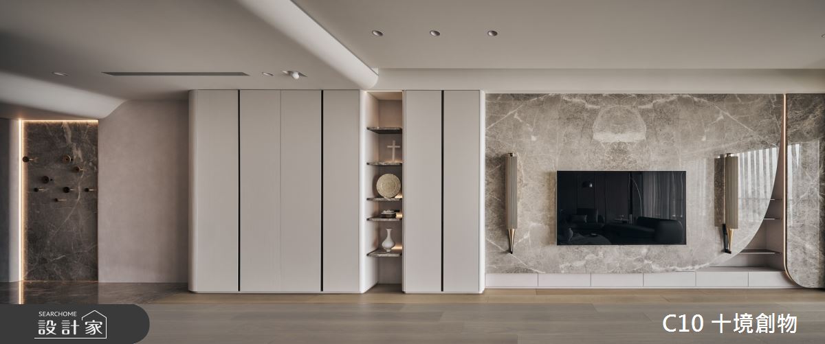 以造型帶入柔和的視覺感強化空間構圖,在天壁中引入圓弧曲線,伴隨著材質的變化,凸顯高貴卻內斂的設計。