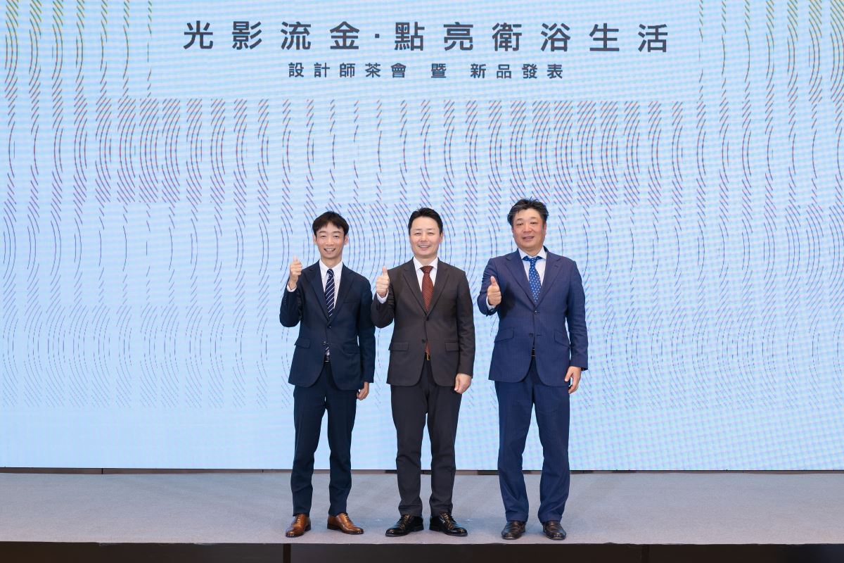 TOTO 台灣東陶總經理細川和宏 ( 中 )、副總經理中原健志 ( 右 )、營業本部副本部長黒川潤 ( 左 ),介紹絢彩系列新品。