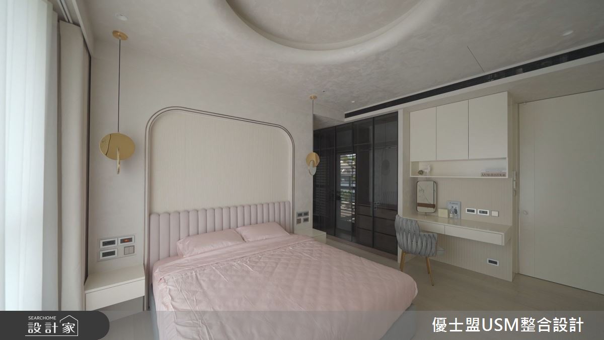 女兒房床頭以優雅弧形粉色為主,象徵青春與柔美, 並增添藝術塗料,使空間多一份藝術氣息。