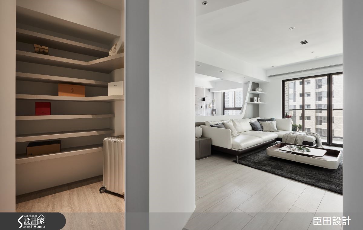 通風不佳的儲藏間內,採用懸空的櫃體層板設計,可以降低潮濕發霉的機會。>>看更多設計細節