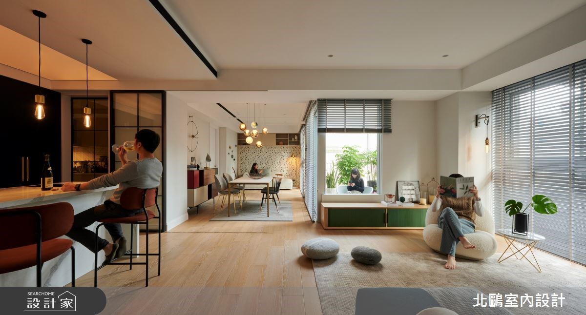 鋪設海島型木地板和種植綠植栽,可以調節室內溼度。>>看更多設計細節