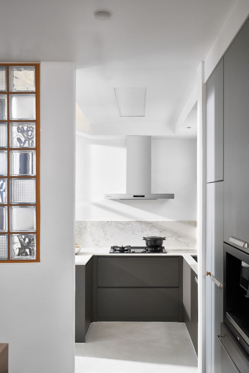 ㄇ字型廚房以玻璃磚增加採光,搭配套系化廚電。