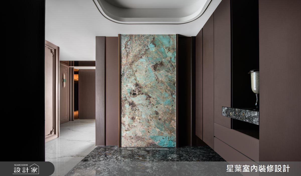 一進門的奢華石材,如同藝廊所陳列的藝術品,揭開藝術大宅的印象。