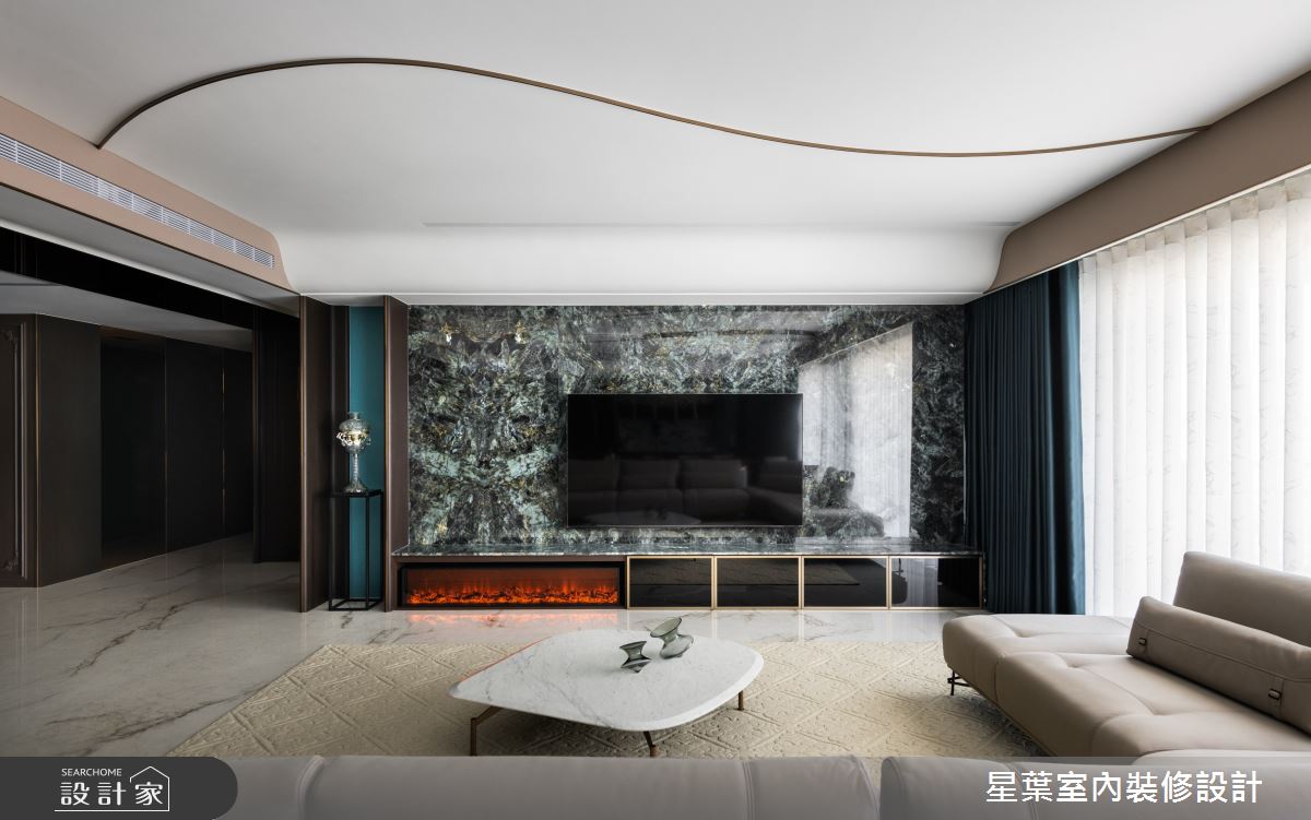 耀眼奪目的百達翡麗電視牆,天然生成的雲母作為華麗的代表,呼應層峰之上的豪邸。