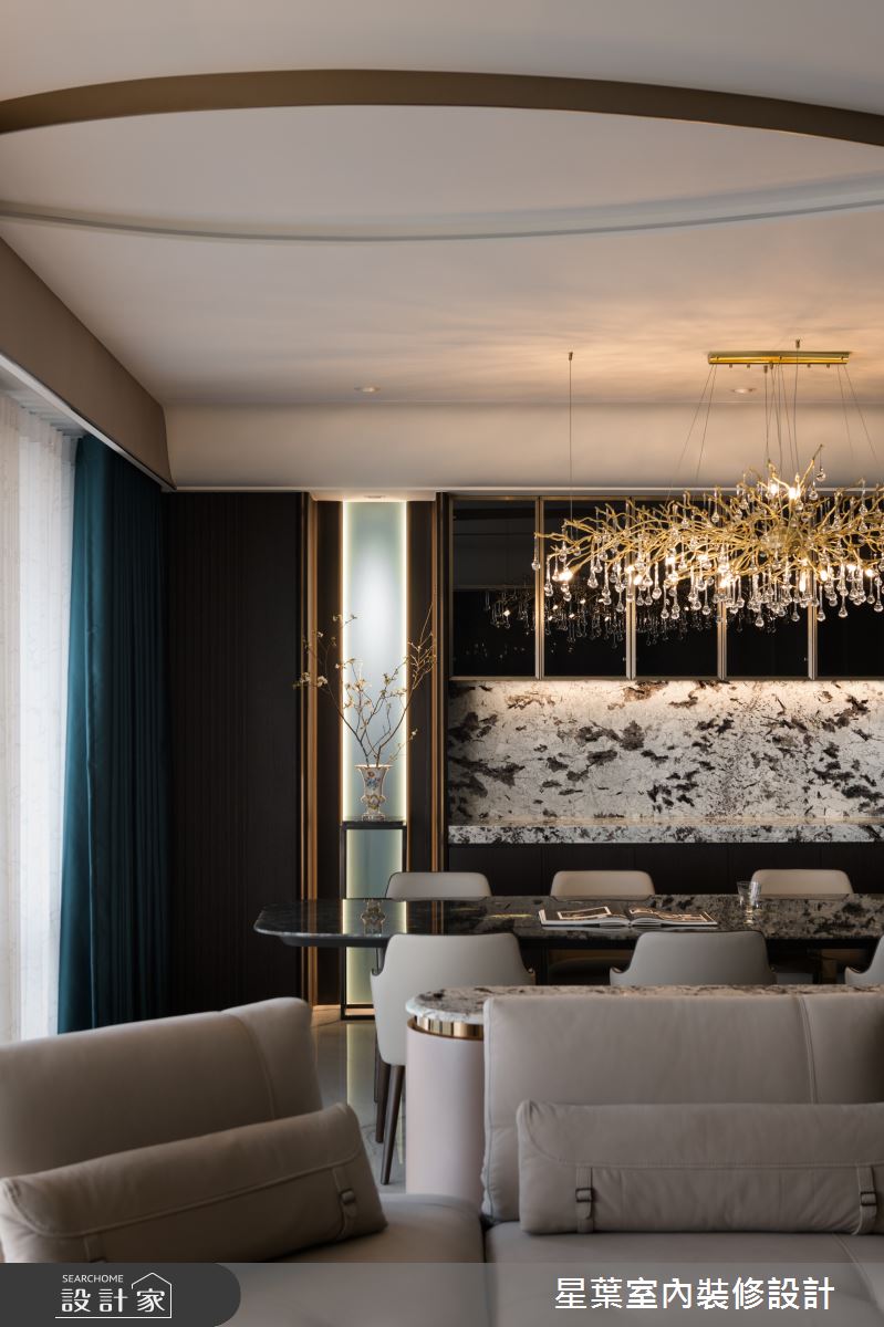 兩側的藝術端景,展示珍稀的收藏品,讓前後主題牆相互對話,呼應設計主軸。