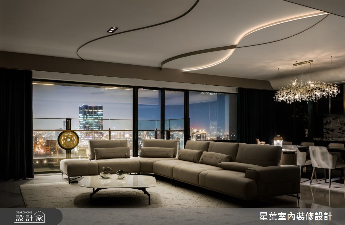 天花圓弧的設計語彙更是串連藝術的重要要素,透過圓弧鍍鈦增加優美感,凸顯光影的變化,過渡到窗外景觀,延伸放大視覺。