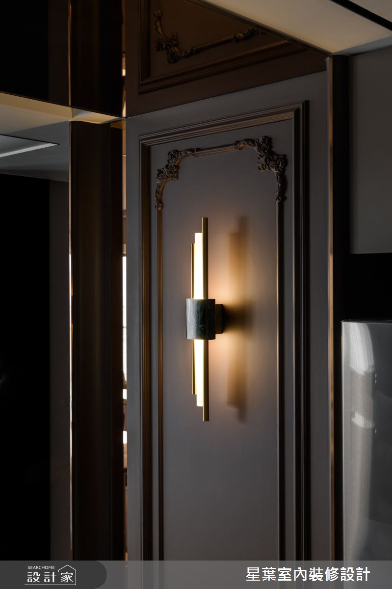 在樑柱兩端增加古典雕花線板,強化復古的高雅氣息,增加歷史文化的細膩。