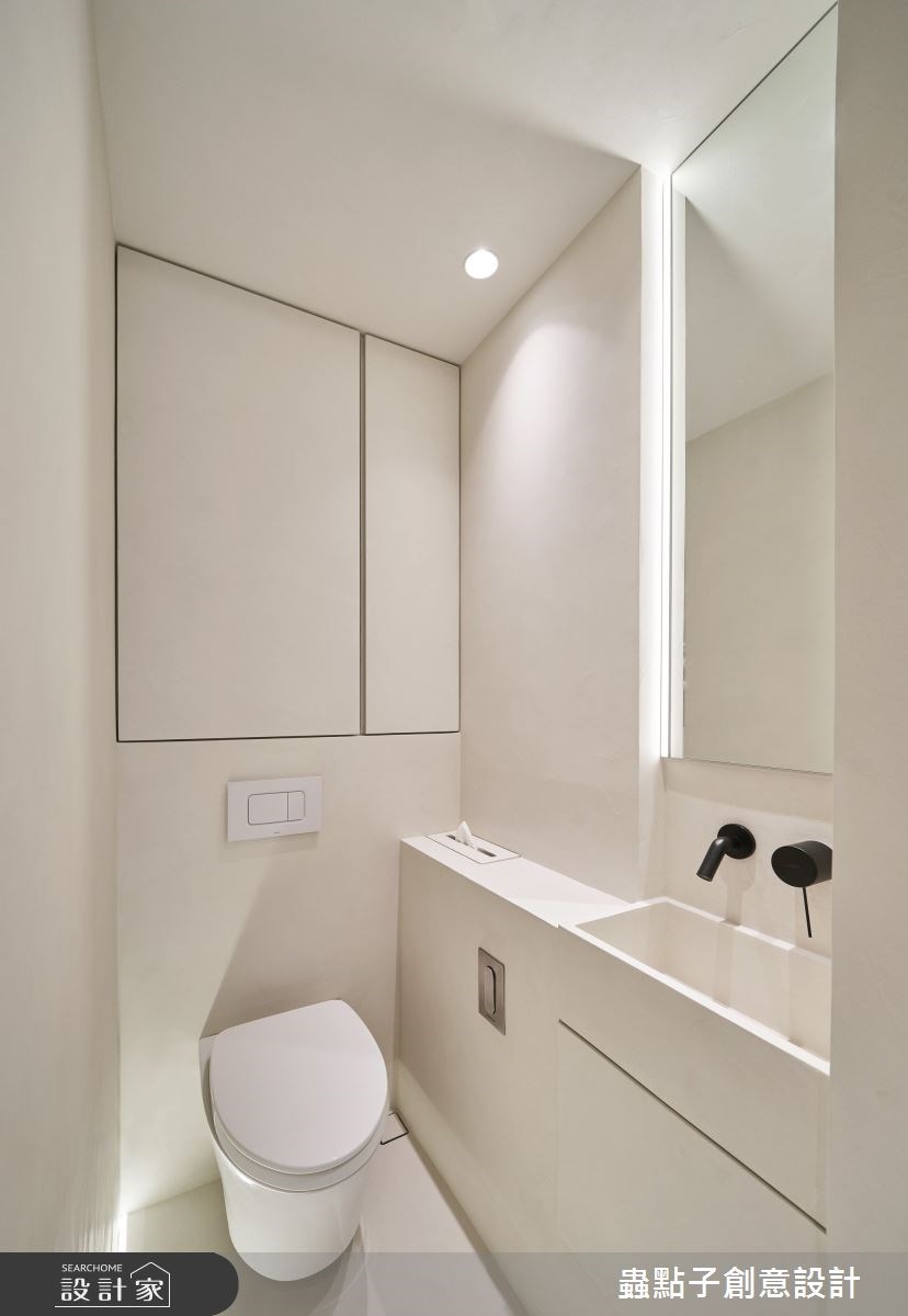 客浴地板牆面塗抹義大利的環保塗料,視覺簡約又利於清潔維護