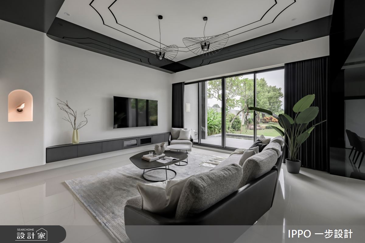 客廳電視牆採用白色手刷塗料實現紋路質感,同時塗料更具有濕氣調節功能,適合有小孩的家庭,不用擔心過敏問題。