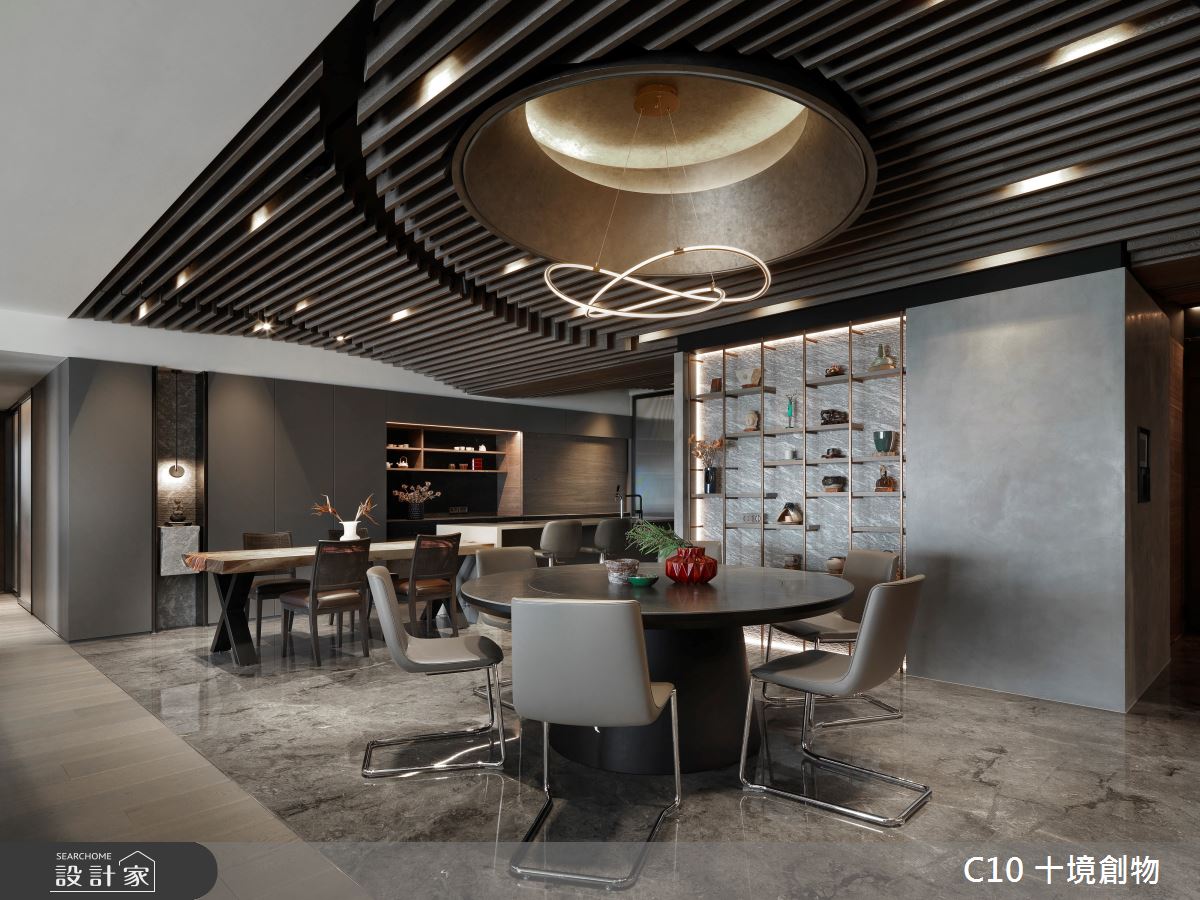 餐桌區藉由圓弧元素傳達東方圓滿、團圓的意涵,擴大空間視野,天花板延續山巒意象,向內向外錯落延伸,賦予無方向性的寬敞感受。