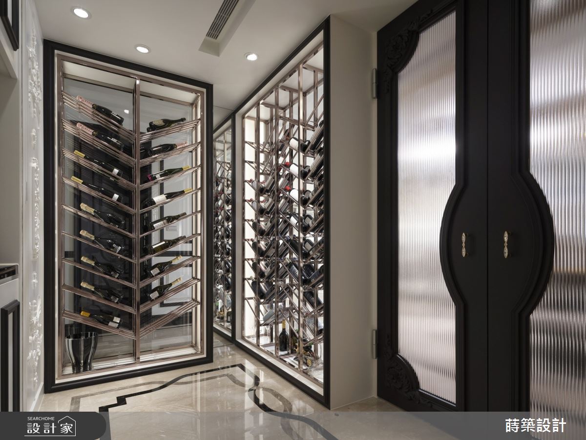 鍍鈦酒架不僅能提供存放酒品,以藏酒做為用餐區的襯底,訂製獨立的珍藏酒櫃,展現華麗氣度,也成為餐廚空間的設計亮點。