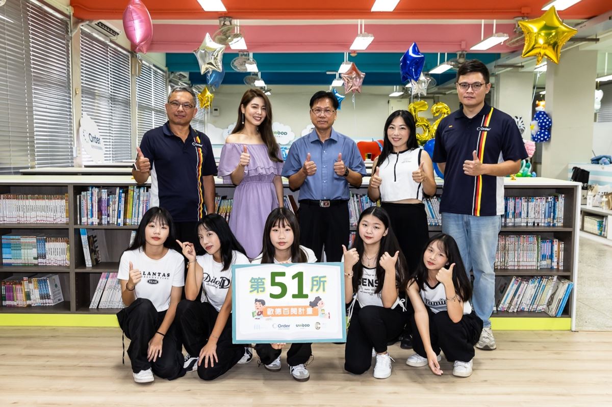 歐德林保均設計師 ( 右一 ) 為桃園大坡國中重新規劃「百閱計畫」第 51 所圖書室,左起江衍欣總經理、藝人白家綺、校長黃金增與師生開心合影。