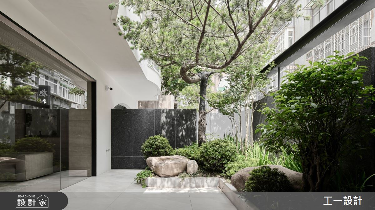 石材的運用不僅符合屋主對私人空間的重視,也帶來一股巴厘島風情,增添了度假式的生活享受。