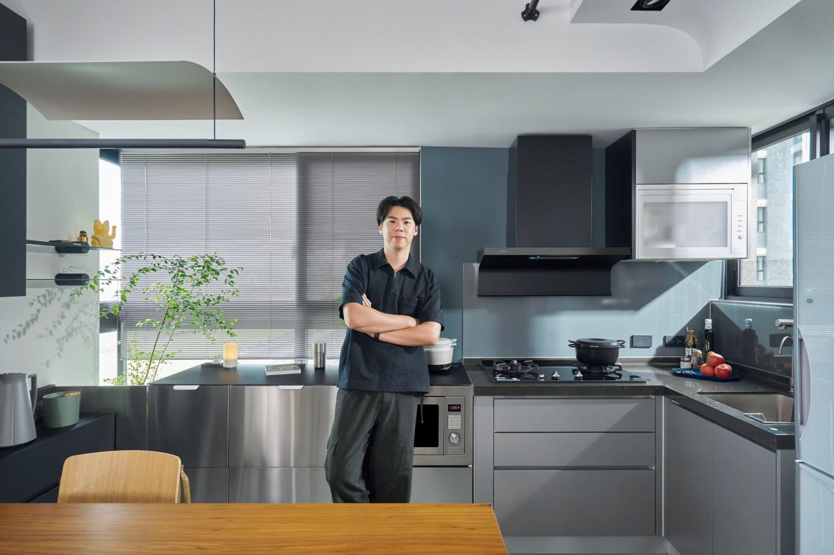 對於熱愛下廚的宅即變空間設計錢勁宏設計師,以自宅經驗,智能雙炫火二口玻璃檯面爐加熱均勻,能快速端出好菜,推薦 SAKURA 智能系列廚電。