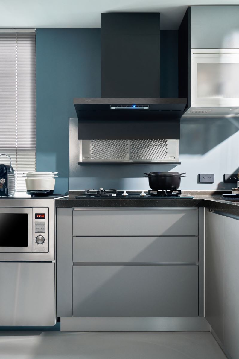 SAKURA AI 近吸除油煙機的進煙口會自動下降,又能完全隱藏。