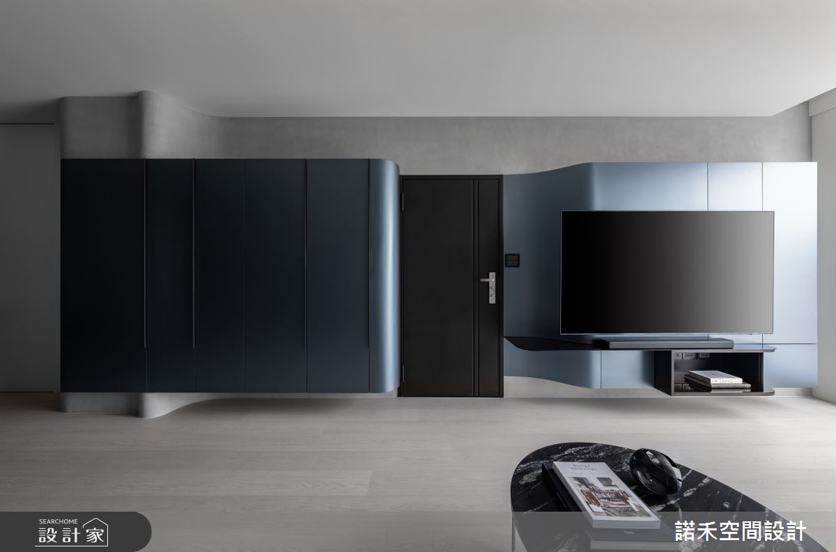 深灰藍金屬漆用以設計電視牆,烘托沉穩氣息,拓寬客廳氣勢,也能創造新潮的視覺效果。