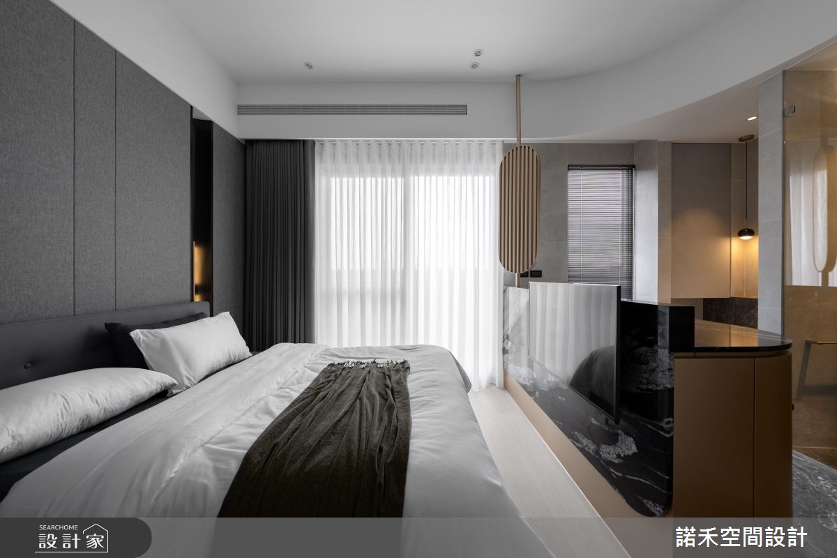 主臥室選擇以半開放式的隔間,區分睡眠區與主衛浴,不僅達成視野上的無限延伸,弱化狹窄感受,還增加衛浴水氣的流通,降低衛浴反覆壁癌、黴菌的滋生,延長中古屋的保久期。