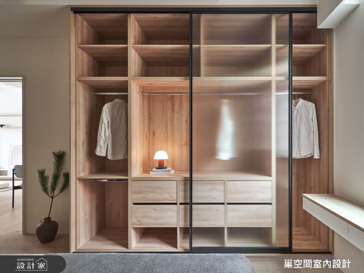 主臥室採用簡約木質調氛圍,打造舒適的睡眠場域;因應時常表演的屋主工作,拉長櫃體長度及深度,擺放特殊造型的演奏禮服。